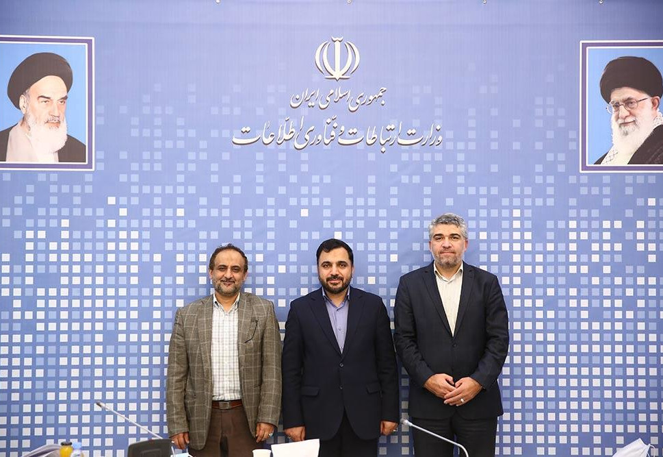 عیسی زارع‌پور، وزیر ارتباطات و فناوری اطلاعات در مراسم معارفه محمد خوانساری به عنوان رییس جدید سازمان فناوری اطلاعات