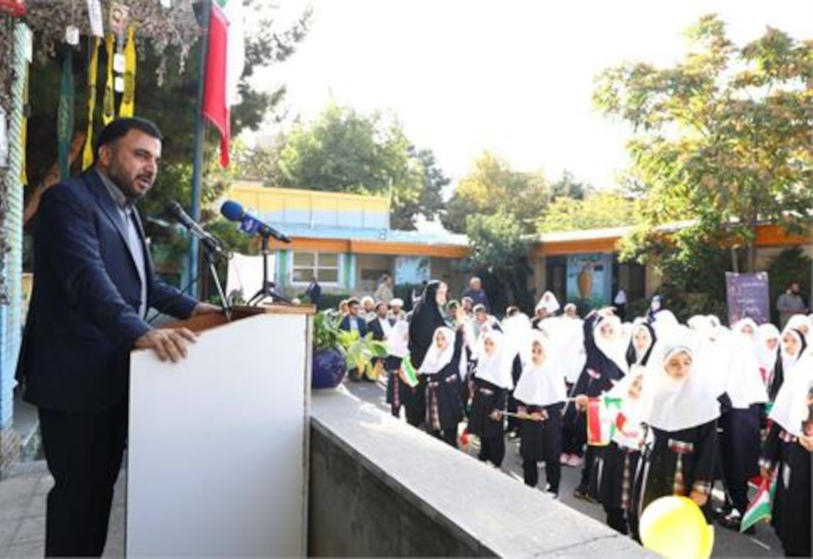 عیسی زارع‌پور، وزیر ارتباطات و فناوری اطلاعات، در مراسم آغاز به کار مدارس